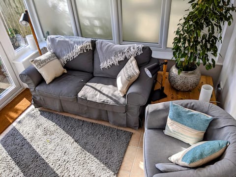 Popular Airbnb listing: Cosy & detached, 10 mins walk from Swanpool beach in Falmouth