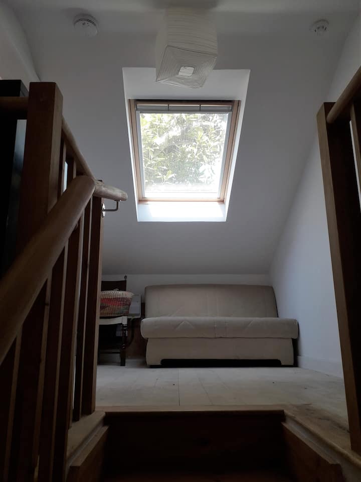 夹层楼上有沙发床。 床上用品在晾衣柜里。 电视和DVD播放机。