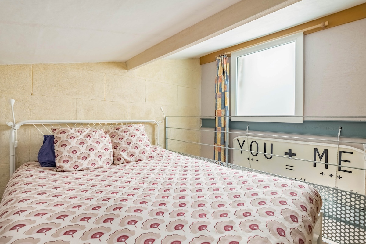 แต่ละด้านของเตียงมีไฟหนังสือแต่ละดวง