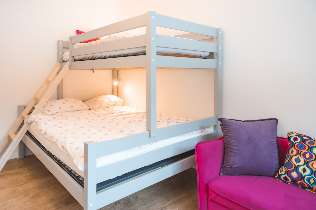 Втора спална соба со кревет на спрат и кауч на спуштање

горен спрат (90x200)
долен спрат (140x200)
каучот може да се рашири за кревет