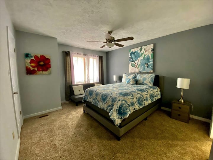 ห้องนอนใหญ่ 2 ห้องพร้อมเตียงโซฟา