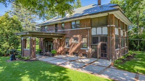 Historical Riverfront Mansion: Serenity+Location