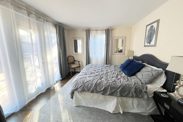 Quarto principal #1 localizado no primeiro andar com acesso direto ao deck e ao quintal