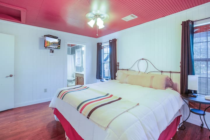 小木屋D ：主卧带独立卫生间（加大双人床）