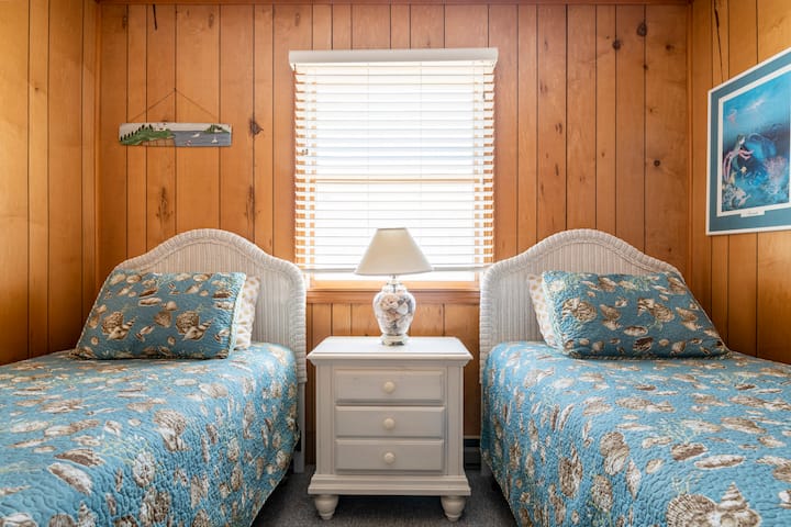 Bedroom with 2 Twins