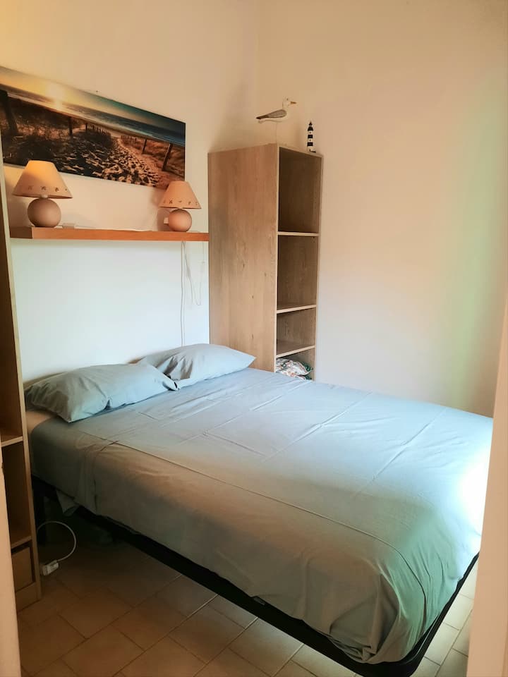 Dvokrevetna spavaća soba s otvorenim garderobama i TV-om, francuskim prozorom s pogledom na terasu,
 Madrac od memorijske pjene Bultex za veću udobnost. 