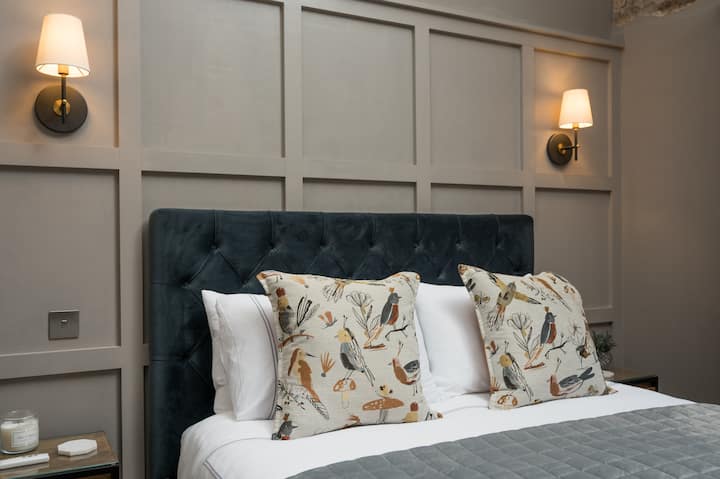 غالبًا ما يكمل ضيوفنا السرير الفاخر بمقاس كبير ومرتبة مريحة من الإسفنج المريح، مع مجموعة من الوسائد غير المسببة للحساسية. لراحتك، يتم تغيير توغ الألحفة المريحة وفقًا للمواسم.