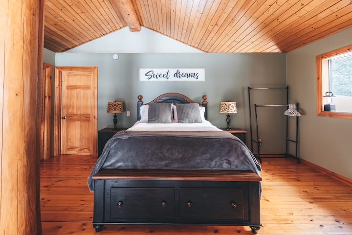 Upstairs loft queen bed