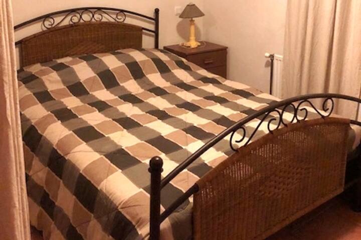 Dormitorio estudio (2 camas espaciosas). El estudio tiene su propia entrada. 