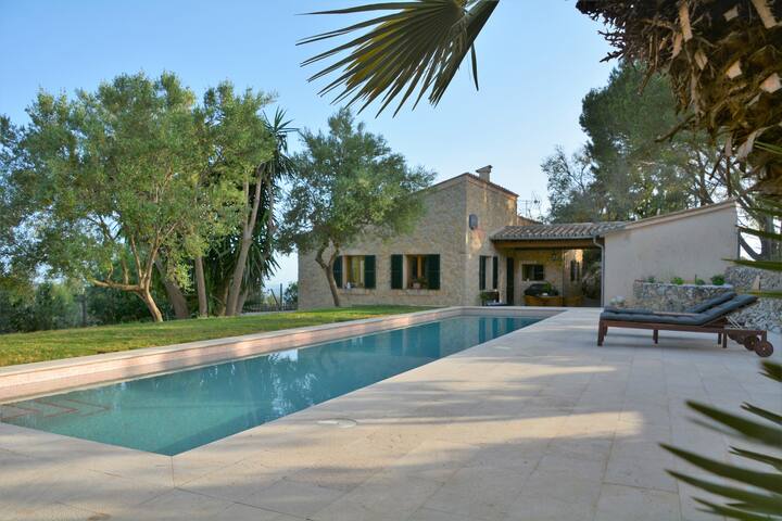 Romantic hideaway with incredible sea views & pool