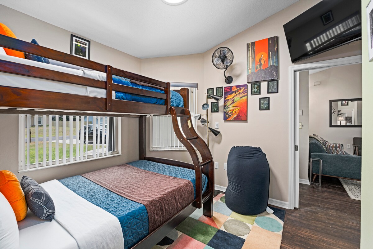 所有床都是Casper、大电视、风扇、中央空调。异想天开的口音。 