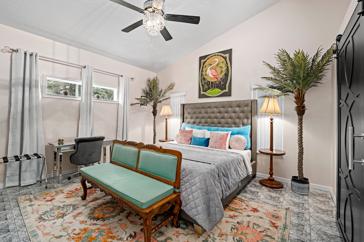 行李千斤顶、雕刻配件家具、棕榈树、带舒适椅子的书桌。 