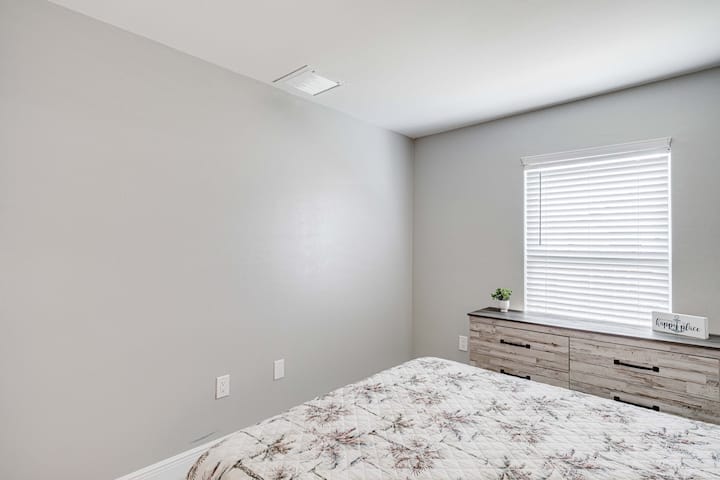 غرفة نوم بسرير كبير 2