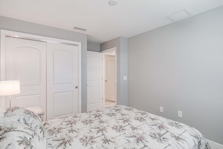 غرفة نوم بسرير كبير 2