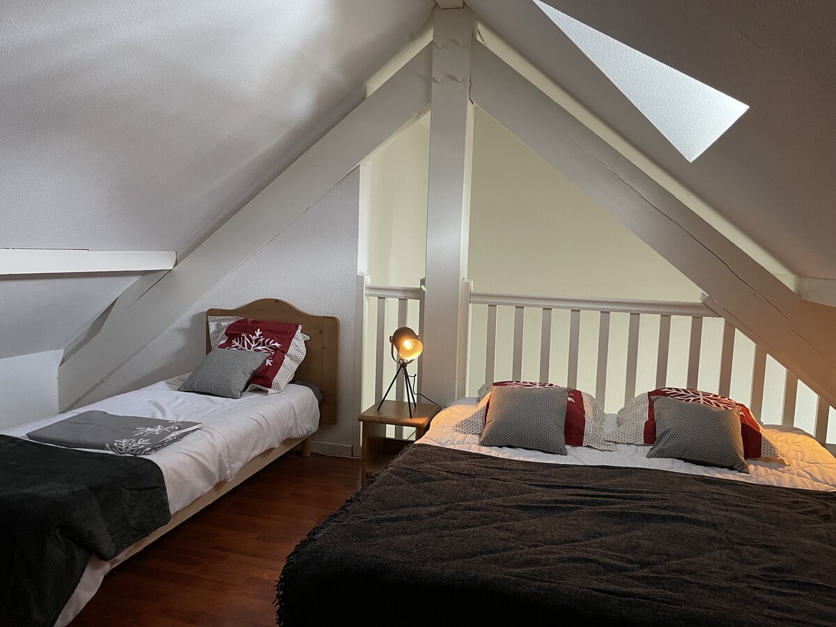 habitación en altillo con 3 camas 90X140
posibilidad de hacer una cama 180
atención las escaleras para acceder al altillo son un poco empinadas