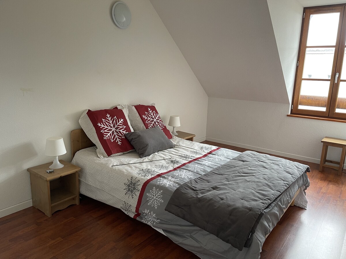 habitación de los padres con cama de 140 y armario