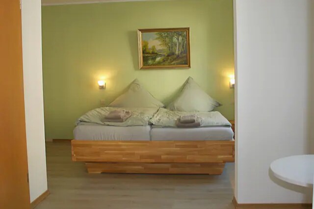 Dormitorio 1 en la planta baja con acceso directo al baño.