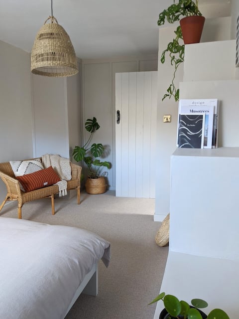 Cosy coastal cottage in historic town near the sea