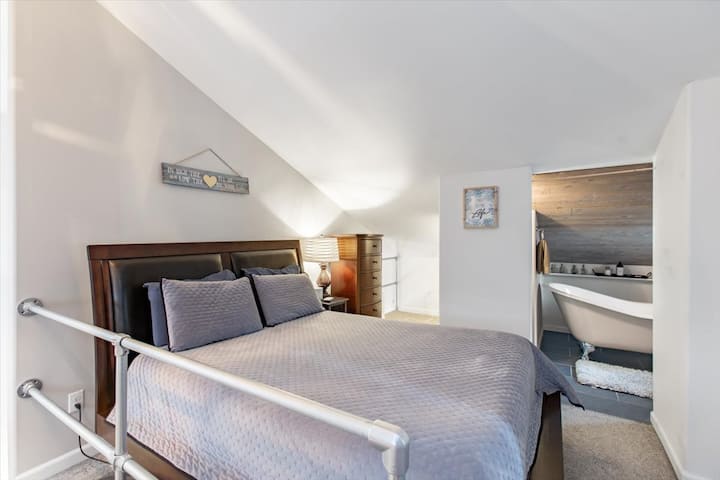 Ven a relajarte en esta cama con un colchón ajustable Tempur Pedic.