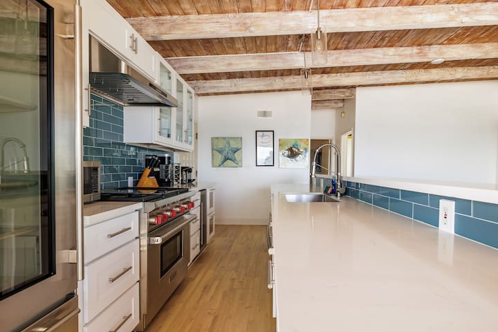 New Superior Malibu Road Oceanfront Townhouse gallery image 4