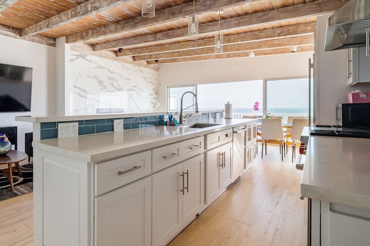 New Superior Malibu Road Oceanfront Townhouse gallery image 5