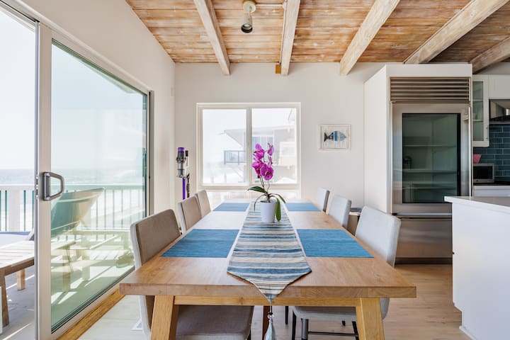 New Superior Malibu Road Oceanfront Townhouse gallery image 3