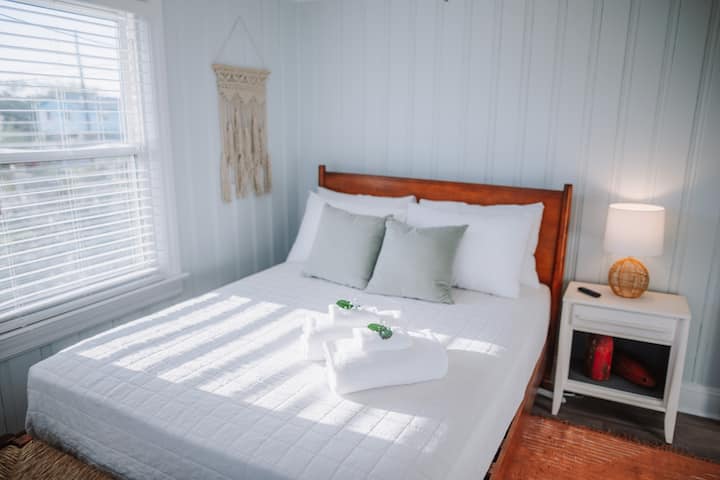 All fresh linens and towels are provided. Get some good rest knowing that tomorrow's sunrise will be an unforgettable one.