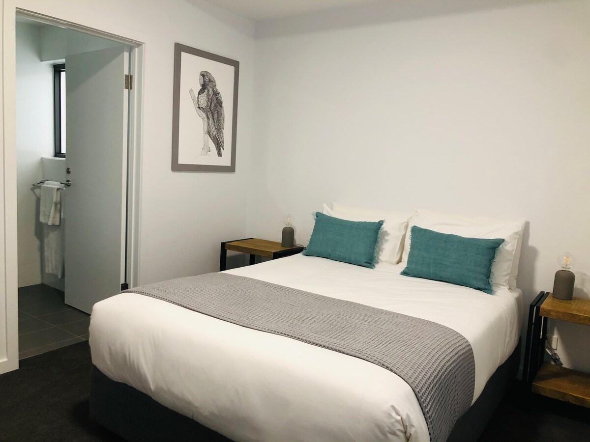 Главна спална соба со удобен брачен кревет (широк 150-179 см). 