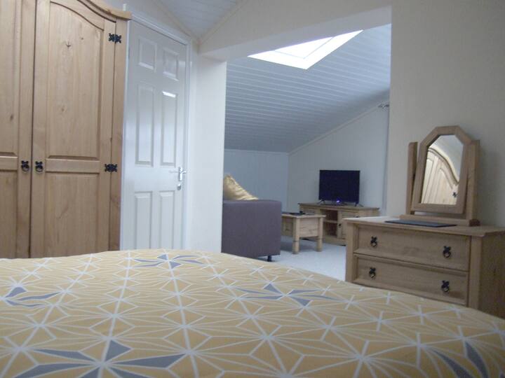 卧室（上层） ，可欣赏休息室的美景。