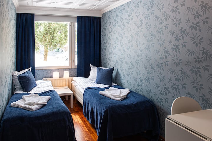 Manje od spavaćih soba, opremljenih s dva visokokvalitetna kreveta širine 80 cm. Stol koji se može širiti s dvije stolice. Zatamnjujuća zavjesa.