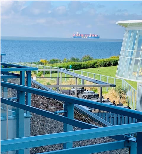 Beliebte Airbnb-Anzeige: Duhn dream on the beach/sea view/WiFi/Nflix/parking in Cuxhaven