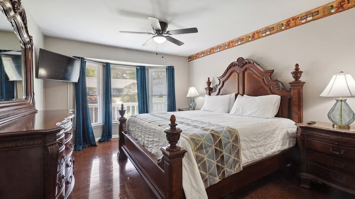 Chumba cha kulala cha msingi kilicho na kitanda cha ukubwa wa King kilicho kwenye ghorofa kuu. Televisheni mahiri.