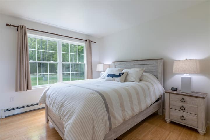 غرفة نوم تضم سرير كوين