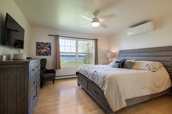 غرفة نوم أساسية بسرير كبير ومكيف هواء