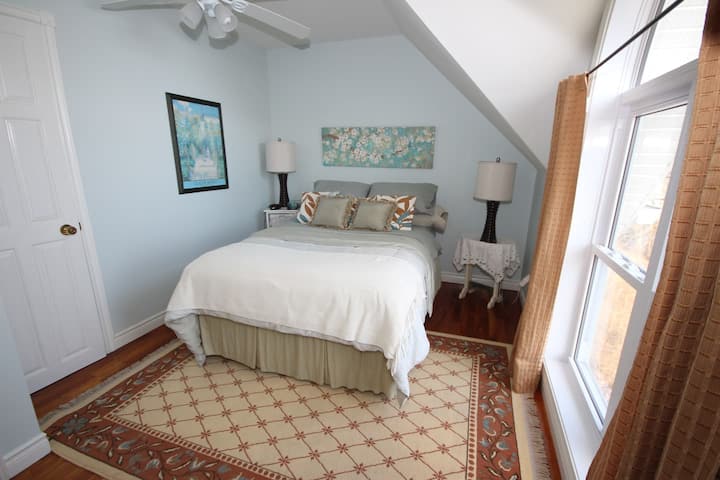 ห้องซันไชน์พร้อมวิวทะเลสาบที่น่าทึ่งมีเตียงคู่ตู้เย็นขนาดกะทัดรัดและตู้เสื้อผ้า