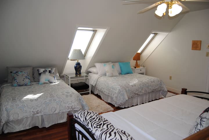 The Loft - ช่องแสง 2 ช่องให้วิวทะเลสาบและป่าที่งดงามมีเตียงคู่ 3 หลังและเตียงเดี่ยว 1 หลัง