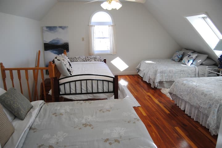 เดอะลอฟท์ - ลอฟท์มีห้องพักมากมายพร้อมเตียงคู่ 3 เตียงและเตียงเดี่ยว