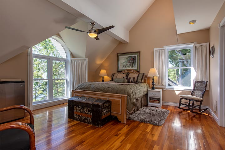 ห้องสวีทเลคเฮาส์ที่กว้างขวางมากพร้อมวิวทะเลสาบที่งดงามมีเตียงควีนไซส์ตู้เสื้อผ้าแบบวอล์กอินและห้องน้ำในตัวขนาดใหญ่ 4 ชิ้นพร้อมอ่างอาบน้ำและฝักบัวแยกต่างหาก