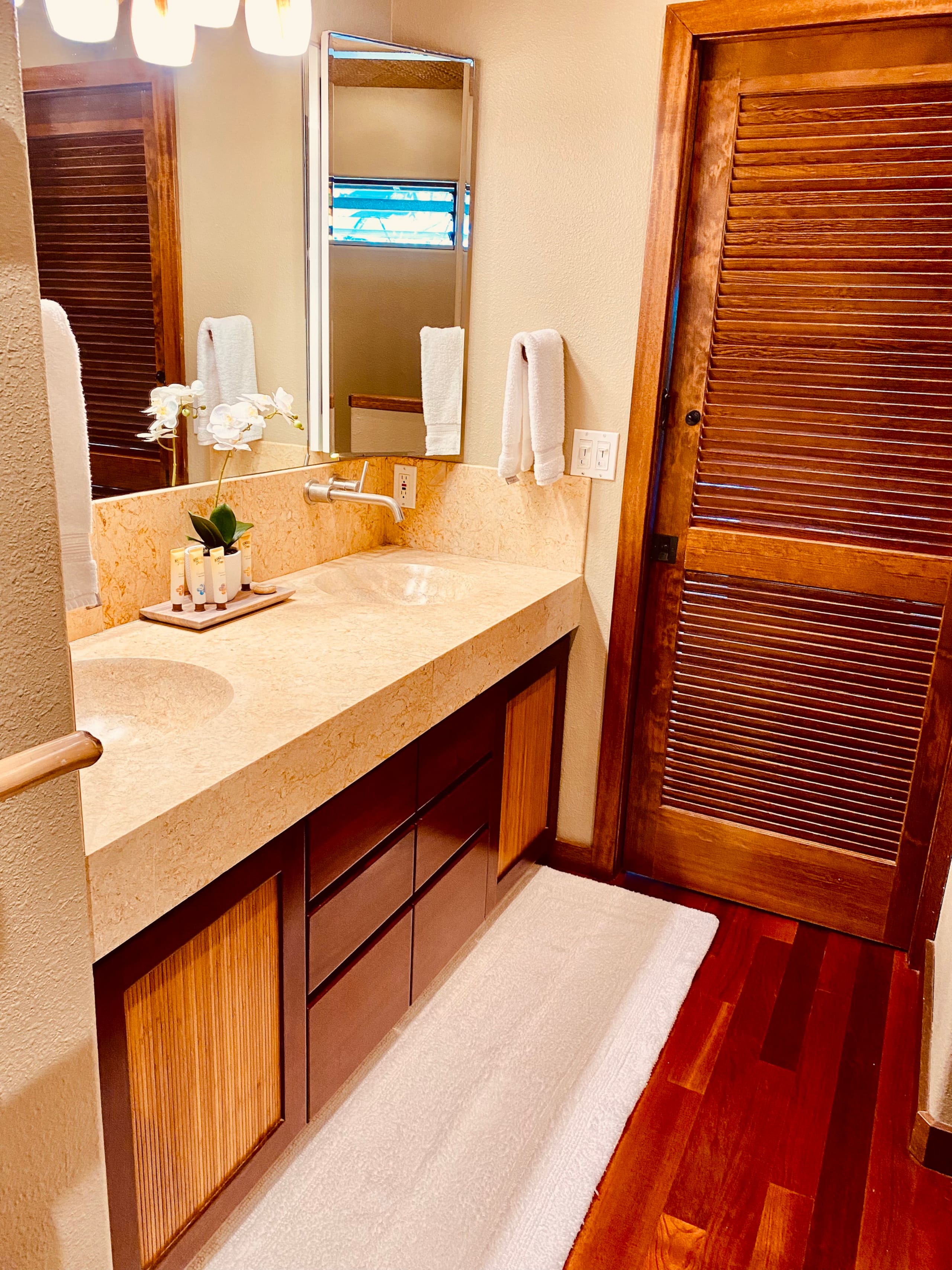 Home in Kailua-Kona · ★4.96 · 6 bedrooms · 10 beds · 5 baths - Image 20