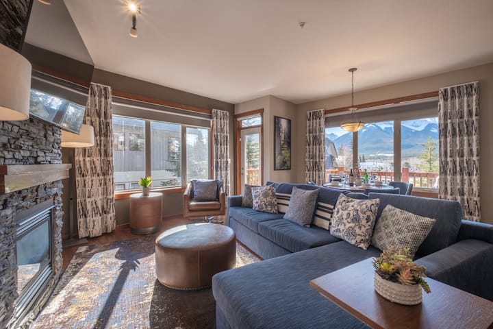 Cozy living room with a wide mountain scenery