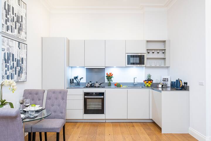 Luxury deluxe 2 bed 2 bath in heart of Kensington. gallery image 5