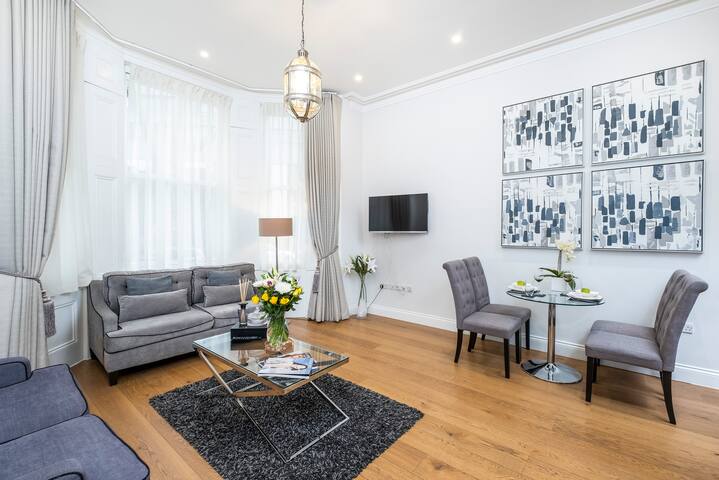 Luxury deluxe 2 bed 2 bath in heart of Kensington. gallery image 4