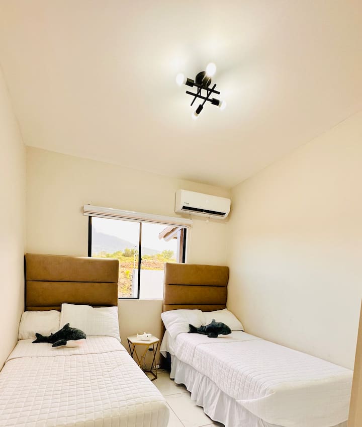 غرفة جونيور مع مكيف هواء