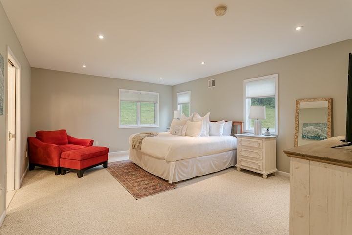 Suite principal con cama tamaño king, vestidor y baño de spa contiguo.