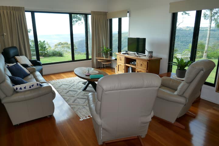 Mavis' Mountain Cottage Overlooking The Gold Coast - Tamborine Mountain