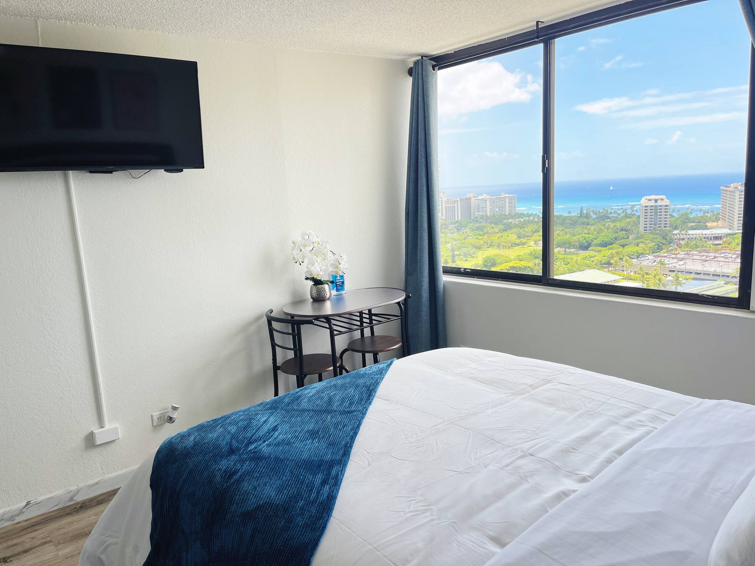 29th floor ocean view Waikiki Hawaiian Monarch - Image 5