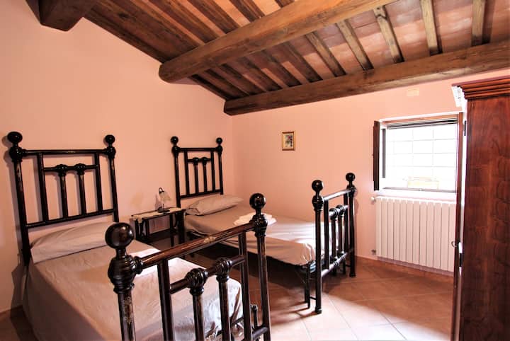 Chumba cha watu wawili A3 kwenye ghorofa ya pili, tulivu, yenye nafasi kubwa, yenye mwanga wa kutosha. Inaangalia mandhari ya kuvutia ambayo inazunguka Bustani ya Boschivo.