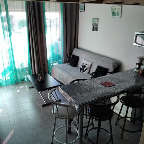 Popular Airbnb listing: Pleasant duplex, free parking at Le Grau-du-Roi. in Le Grau Du Roi