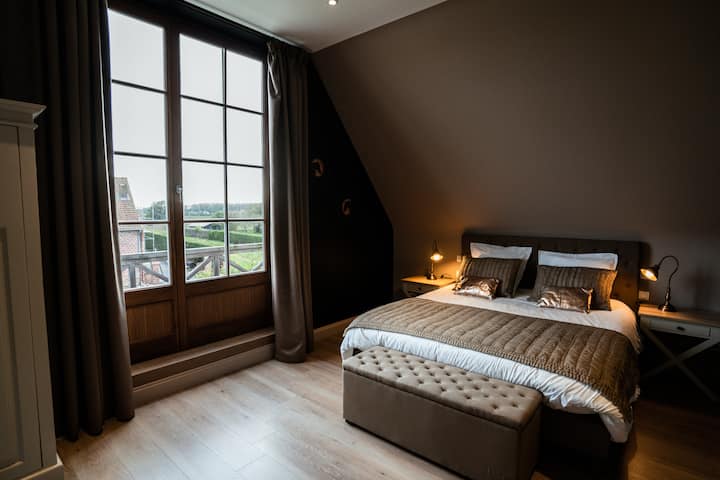 ¡Habitación con balcón, luminoso!