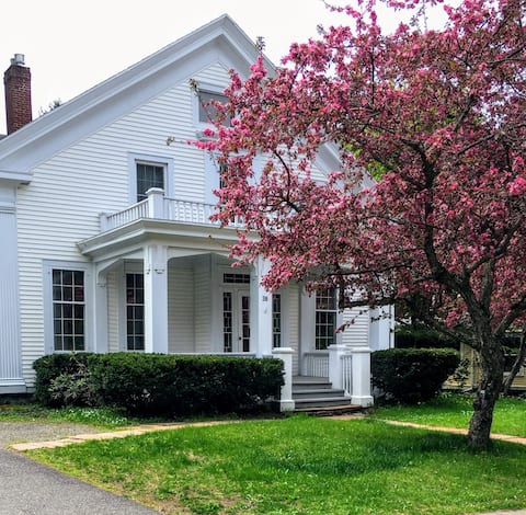 Central Canton Home for Family Visits & Vacation